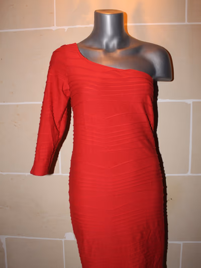 Vestido rojo de un solo hombro de River Island by River Island — pre-loved on Thrifted.mt