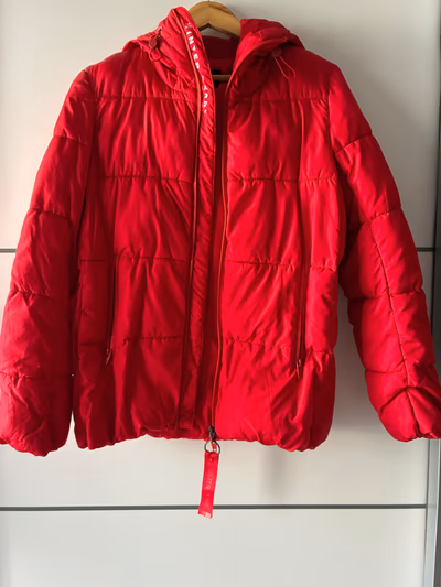 Red hooded puffer jacket by Bershka — pre-loved on Thrifted.mt