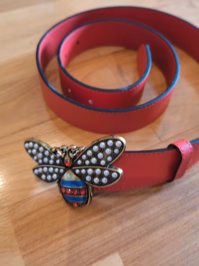 Cintura rossa con fibbia a forma di ape — pre-loved on Thrifted.mt