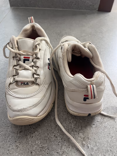 Ténis Fila brancos de sola grossa by Fila — pre-loved on Thrifted.mt