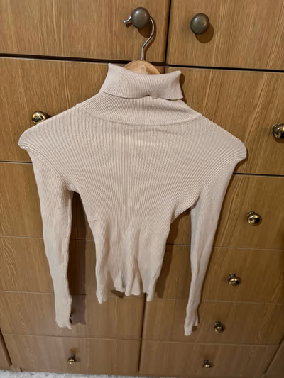 Beige ribbed turtleneck jumper by Jennyfer — pre-loved on Thrifted.mt