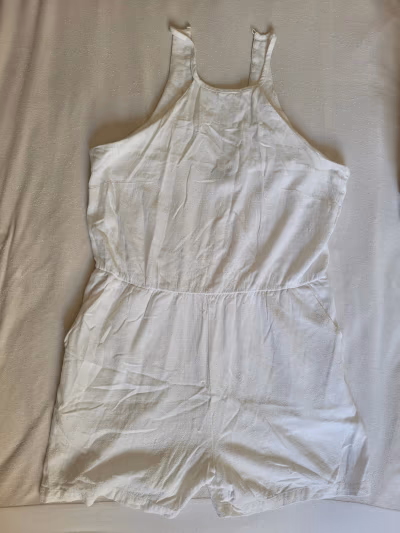  White jumpsuit  by Kiabi — pre-loved on Thrifted.mt