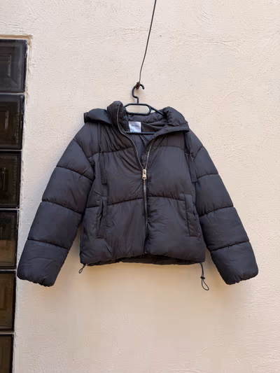 Chaqueta con capucha acolchada de Bershka by Bershka — pre-loved on Thrifted.mt