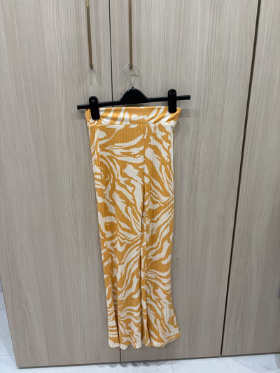 Abstract print high waisted trousers — pre-loved on Thrifted.mt