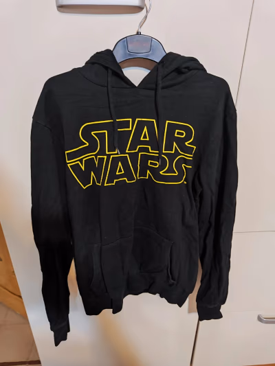 Black hoodie — pre-loved on Thrifted.mt