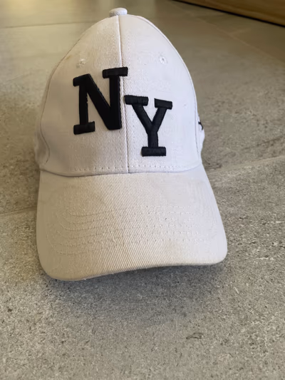 Classic White NY cap by NY — pre-loved on Thrifted.mt