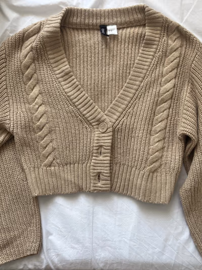 Cárdigan corto de punto trenzado color beige by H&M Divided — pre-loved on Thrifted.mt