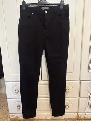 Calças justas e retas X8 Black by M&S, Pull and Bear, Primark — pre-loved on Thrifted.mt