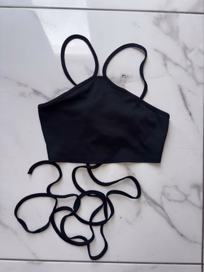 Top corto nero a coste con scollo all'americana. — pre-loved on Thrifted.mt