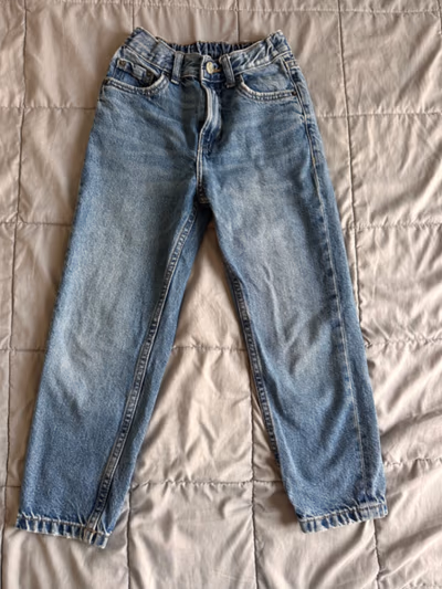 Girlfriend jeans Zara  — pre-loved on Thrifted.mt