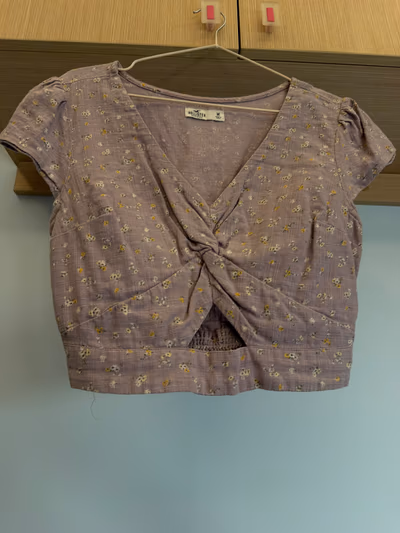 Hollister floral twist crop top by Hollister — pre-loved on Thrifted.mt