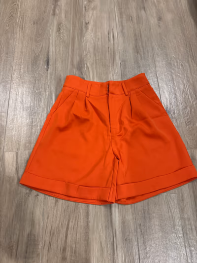 Pantalones cortos plisados de color naranja brillante y corte sastre — pre-loved on Thrifted.mt