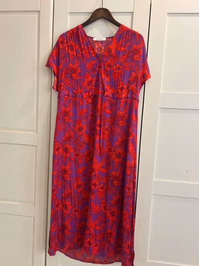Floral satin feel dress by Promod — pre-loved on Thrifted.mt