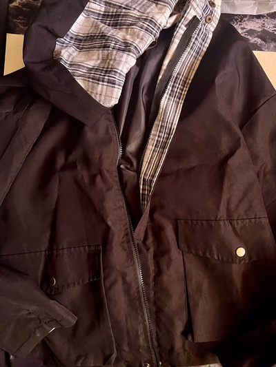 Chaqueta cortavientos negra de corte oversize  by Asos — pre-loved on Thrifted.mt