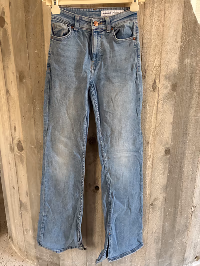 Bershka high-waisted light blue jeans by Bershka — pre-loved on Thrifted.mt