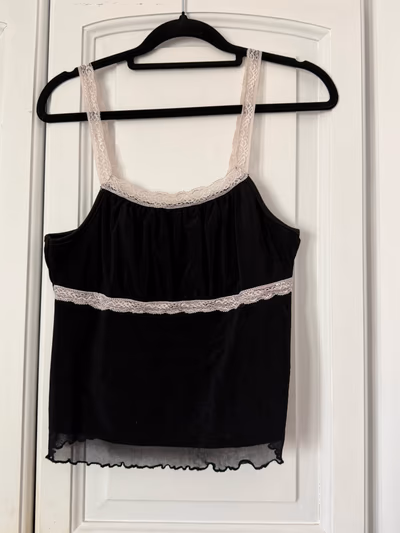 Black Lace Trim Cami Top by ROMWE — pre-loved on Thrifted.mt