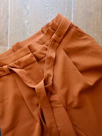 High-waist rust trousers by New Look — pre-loved on Thrifted.mt