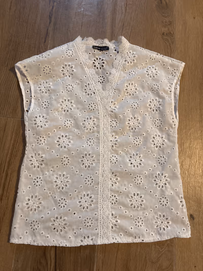 Top bianco con ricamo inglese by SHEIN — pre-loved on Thrifted.mt