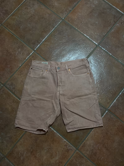 Pantaloncini in denim rosa Levi's 501 by Levi's — pre-loved on Thrifted.mt
