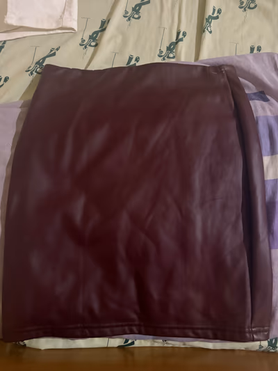 Burgundy faux leather mini skirt — pre-loved on Thrifted.mt