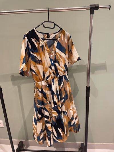 Abstract print tiered dress by SHEIN — pre-loved on Thrifted.mt