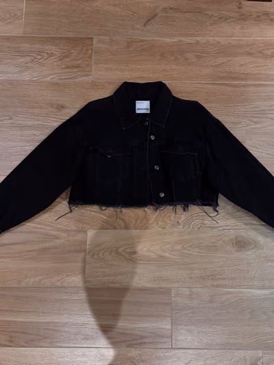 Bershka black cropped denim jacket by Bershka — pre-loved on Thrifted.mt