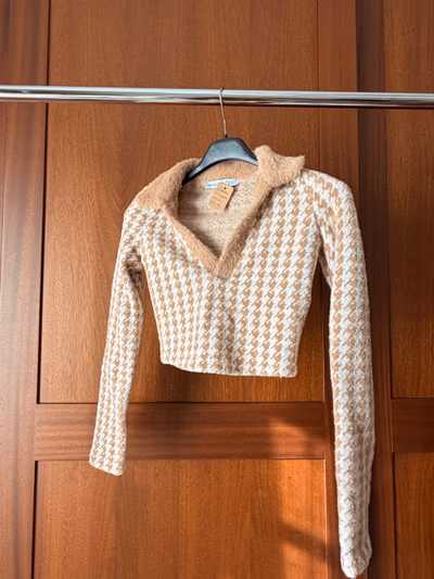 Top corto de invierno «Mocha» de Bershka — pre-loved on Thrifted.mt