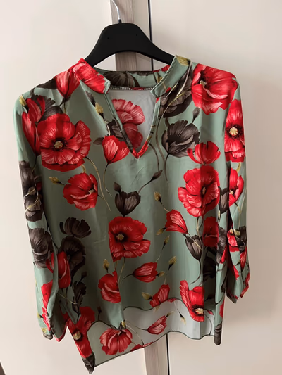 Floral V-neck Blouse — pre-loved on Thrifted.mt
