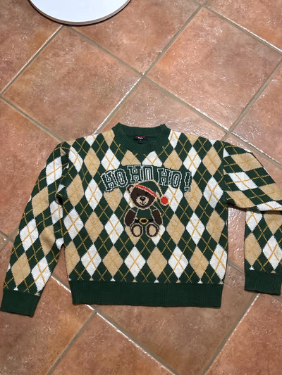 Jersey navideño verde con motivo de ositos de Argyle by Jennyfer — pre-loved on Thrifted.mt
