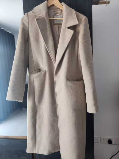 Abrigo largo entallado de Guess en color beige by Guess — pre-loved on Thrifted.mt