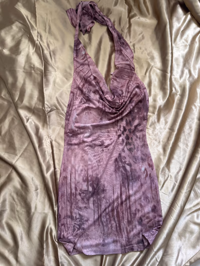 Abito con scollo all'americana e stampa marmo rosa — pre-loved on Thrifted.mt