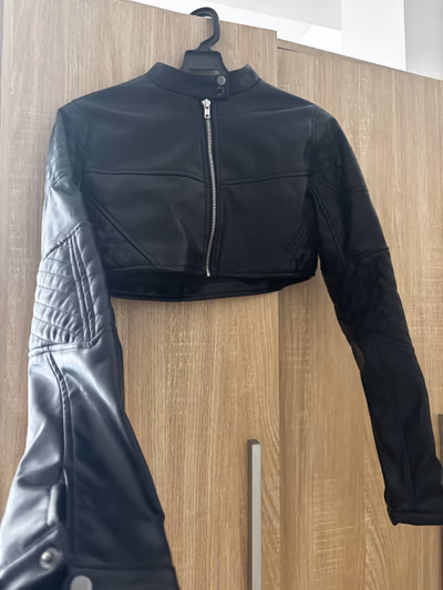 Chaqueta corta de imitación de piel negra by Fashion Nova — pre-loved on Thrifted.mt