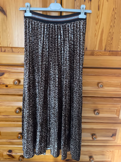 Leopard Print Pleated Maxi Skirt by Venti6 — pre-loved on Thrifted.mt