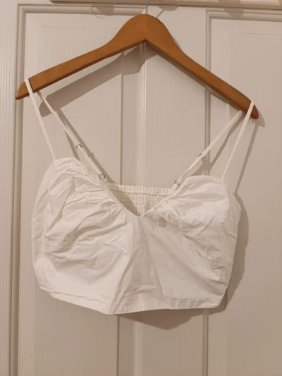 Top corto a corsetto bianco con ruches — pre-loved on Thrifted.mt