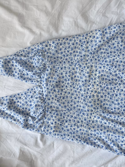 Blue floral summer mini dress by H&M — pre-loved on Thrifted.mt