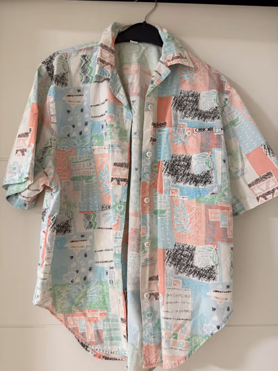 Camisa de manga corta con estampado vintage en tonos pastel by Cherokee — pre-loved on Thrifted.mt