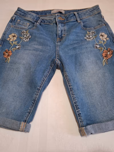 Pantalones cortos vaqueros bordados de Dorothy Perkins - Completamente nuevos by Dorothy Perkins — pre-loved on Thrifted.mt