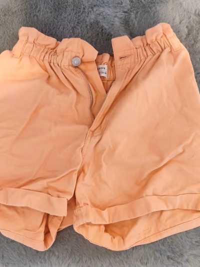 Pantalones cortos color melocotón — pre-loved on Thrifted.mt