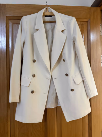 Chaqueta beige — pre-loved on Thrifted.mt