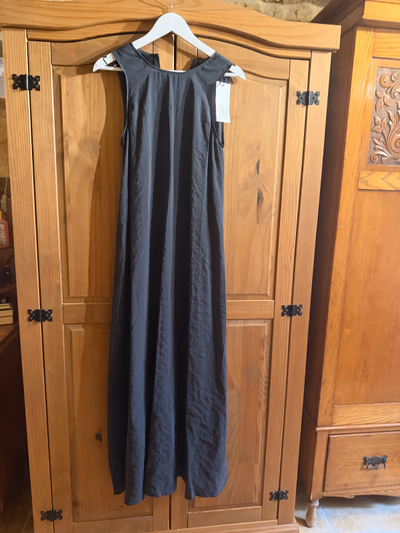 ZARA Sleeveless maxi length black dress by Zara — pre-loved on Thrifted.mt