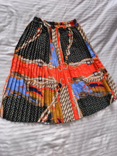 Gonna midi plissettata con stampa a fibbia — pre-loved on Thrifted.mt