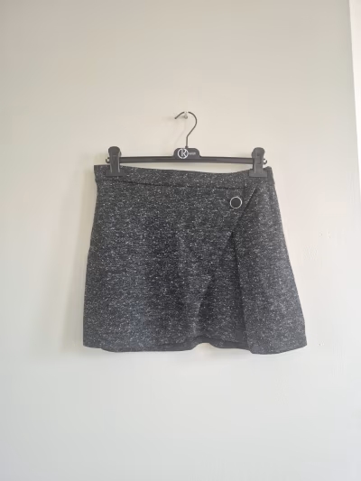 Minifalda gris moteada de Terranova by Terranova — pre-loved on Thrifted.mt