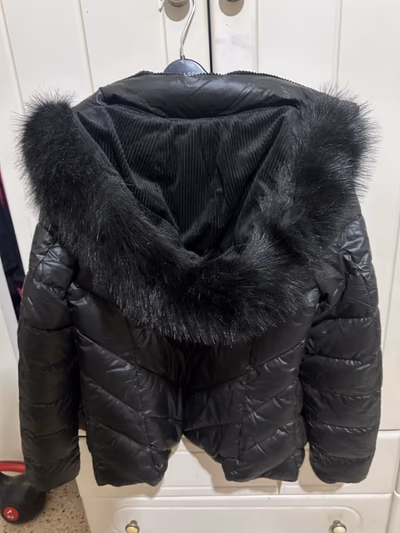 Giacca reversibile nera con cappuccio in pelliccia sintetica — pre-loved on Thrifted.mt