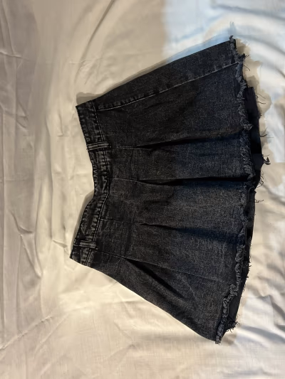 Black pleated denim mini skirt — pre-loved on Thrifted.mt