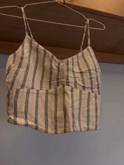 Camiseta sin mangas a rayas con fruncidos by Abercrombie and Fitch — pre-loved on Thrifted.mt