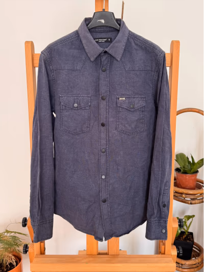 Camisa de botão azul-escura Cedar by Cedar Wood State — pre-loved on Thrifted.mt