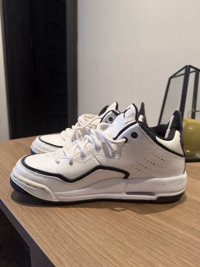 Sneakers Jordan bianche e nere 37,5 eu Like New  by Jordan — pre-loved on Thrifted.mt