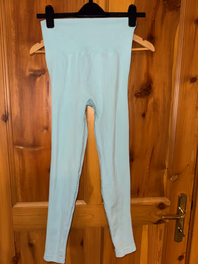 High-waisted seamless sport leggings — pre-loved on Thrifted.mt