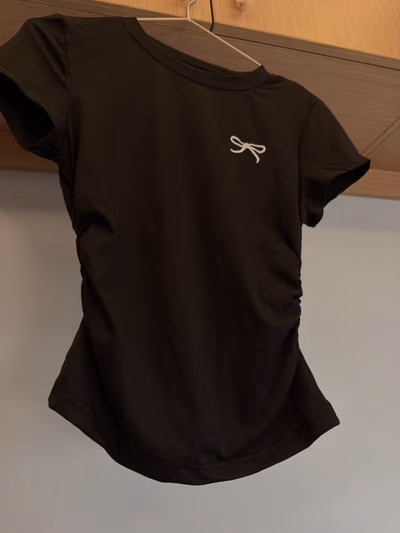 Top negro con detalle de lazo fruncido — pre-loved on Thrifted.mt