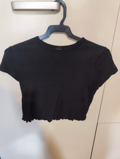 Black top — pre-loved on Thrifted.mt